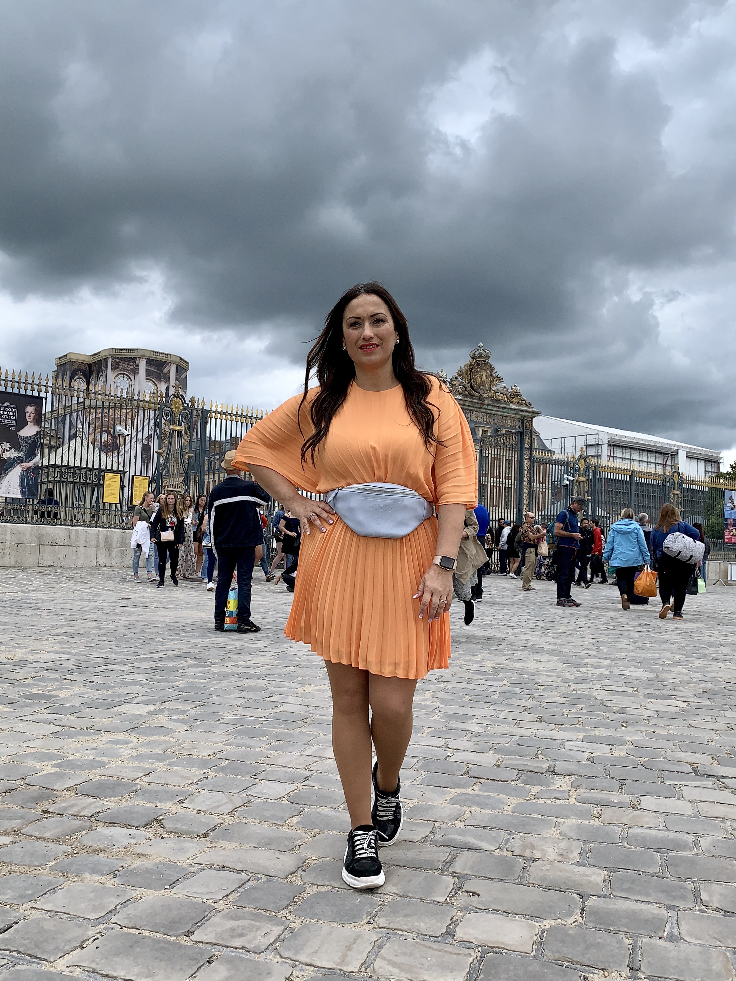 Whynot-shopper-blogger-vestido-naranja-plisado-moda-tendencia-primavera-verano-2019-riñonera-versalles