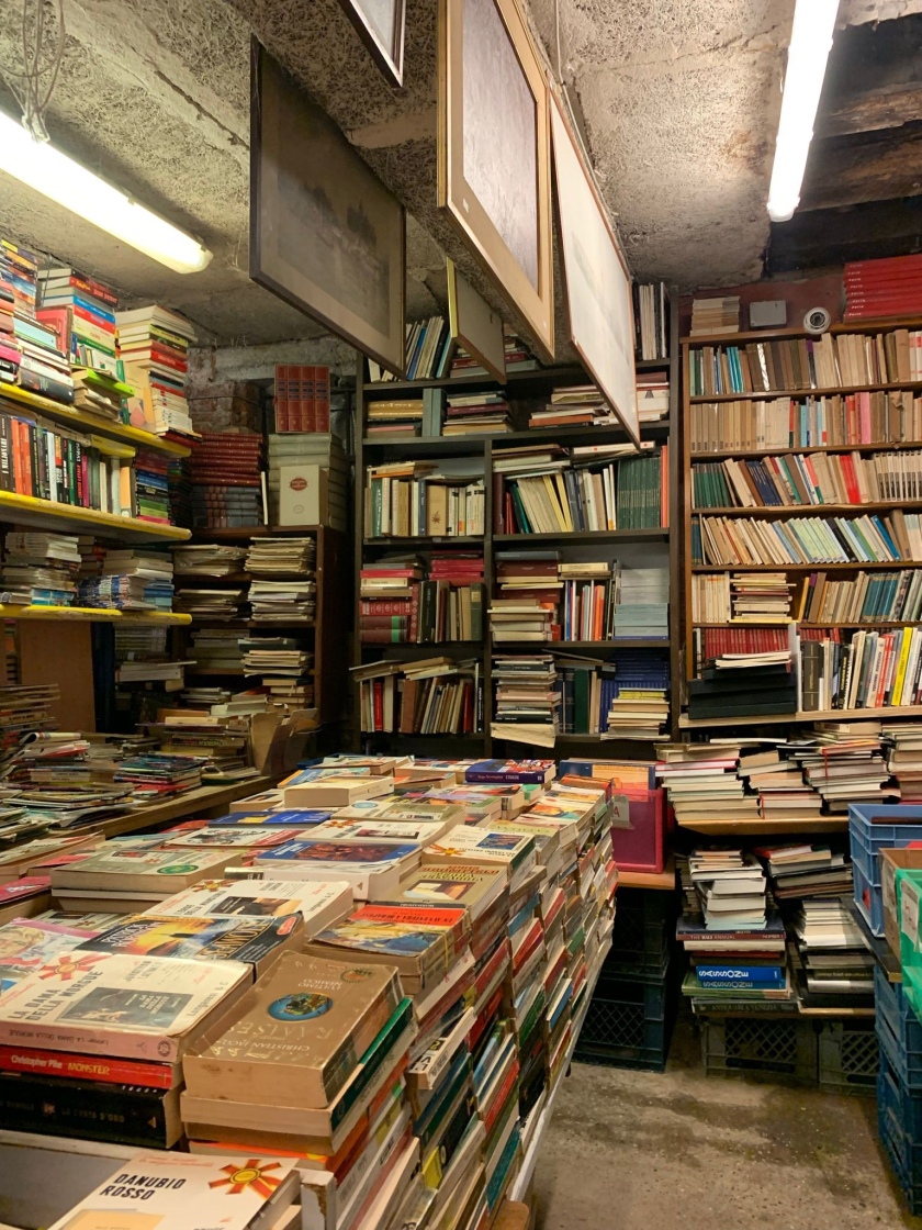 Libreria-acqua-alta-whynot-shopper-venecia-libros-segunda-mano-lifestyle-luigi-frizzo