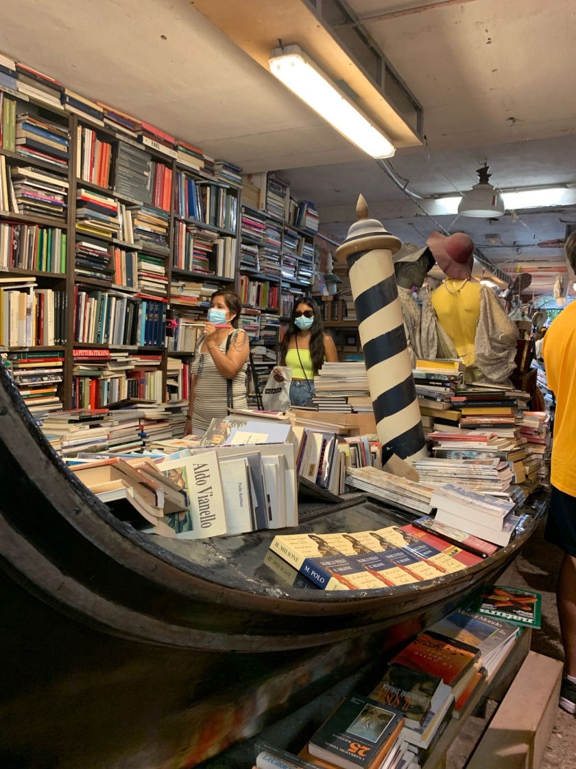 Libreria-acqua-alta-whynot-shopper-venecia-libros-segunda-mano-lifestyle-gondola-Luigi-Frizzo 